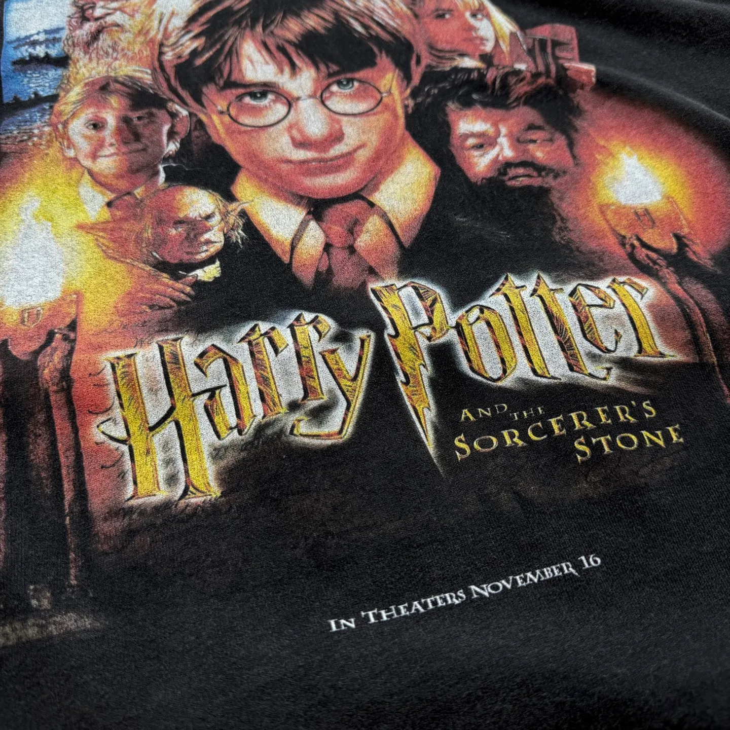 P138 # CTS-116 Saint " HARRY POTTER Harry Potter " limited edition. 260g heavyweight pure cotton fabric after washing. White ink direct-jet printing + retro single-stitch heaven and earth stitch technology + heavy-duty spray wash + hand damage. Size: S M L XL SAINT Mxxxxxx x HARRY POTTER Harry Potter joint model "Harry Potter and the Philosopher's Stone" is the opening work of the series and has a profound impact. The protagonist of the story, Harry Potter, is an orphan whose parents both died and has been adopted by a Muggle (ordinary person without magic) family. However, on his 11th birthday, he received an admission notice from Hogwarts School of Witchcraft and Wizardry, which began his wonderful journey in the wizarding world. At school, he met two close friends, Hermione Granger and Ron Weasley, and together they explored every corner of Hogwarts and learned magical knowledge. At the same time, Harry discovered a huge secret hidden in the school - the existence of the Philosopher's Stone, and the evil Voldemort also tried to obtain the Philosopher's Stone to restore his power. Harry and his friends bravely stood up to protect the Philosopher's Stone, and finally defeated Voldemort's conspiracy.    Customized 260g gram weight 100% cotton special washed fabric that is consistent with the original. With the blessing of imitation sun-drying, heavy sandblasting and fading + edge grinding + Assute fermentation and washing, the cotton feel on the surface of the fabric is well presented. Both the texture and feel are ceiling level. After the ready-made garments undergo a series of heavy washing and distressing processes, the retro and high-end sense of the entire garment is directly to the top. The garment making process of the entire garment adopts Saint The most common and complex single-needle sewing process (commonly known as single-thread heaven and earth stitch) among vintage vintage brands such as Michael